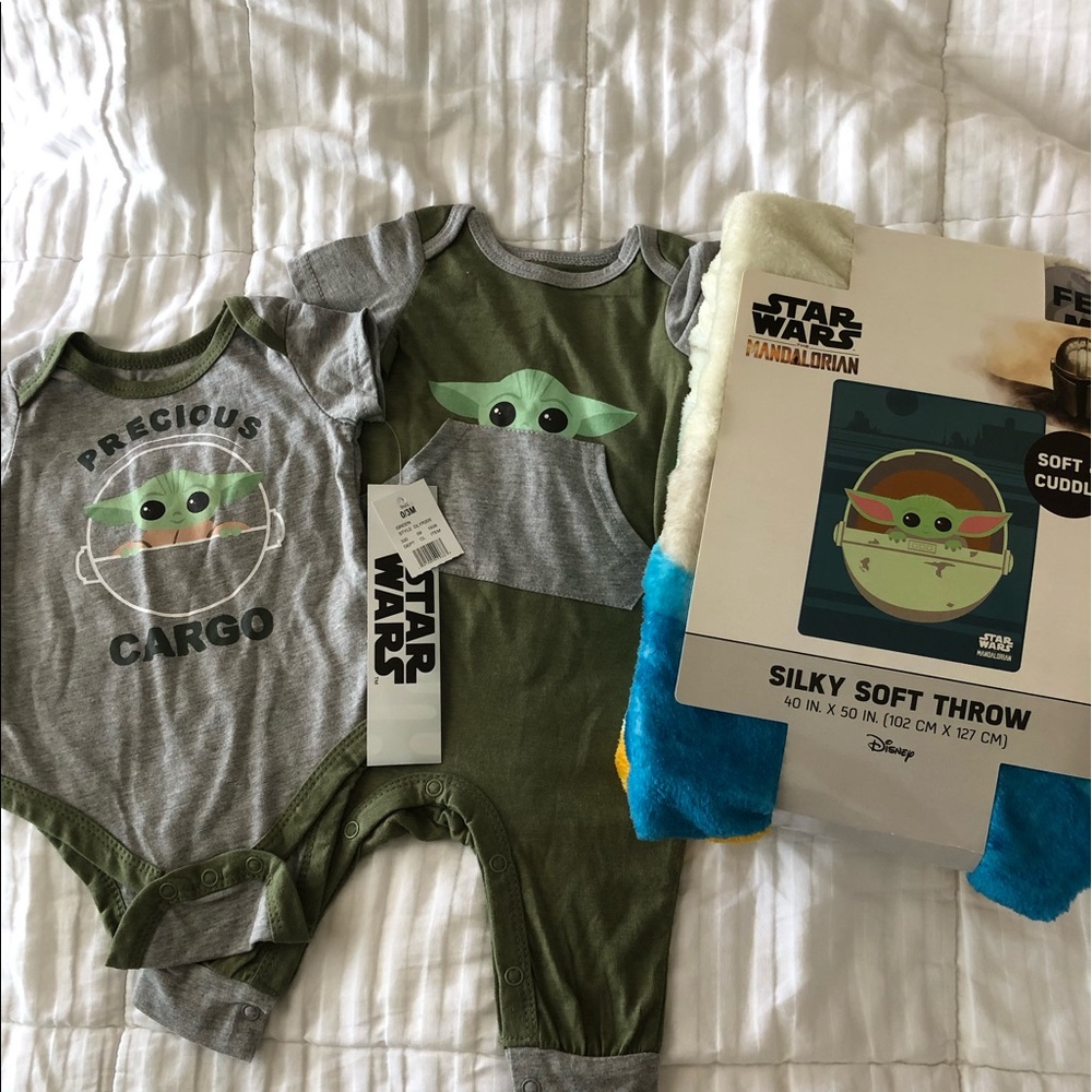 NWT Star Wars Mandalorian baby clothes set and throw blanket